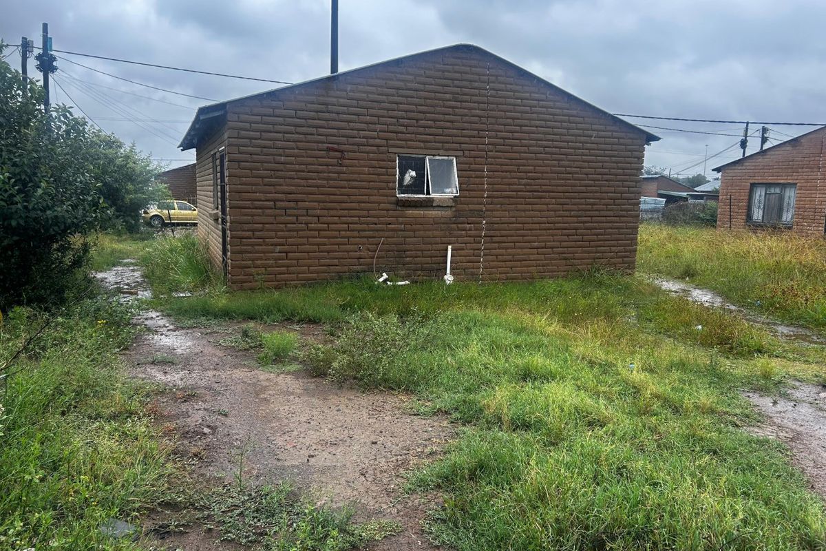 RDP house for sale in Phase 5 with a big yard - Photo 4