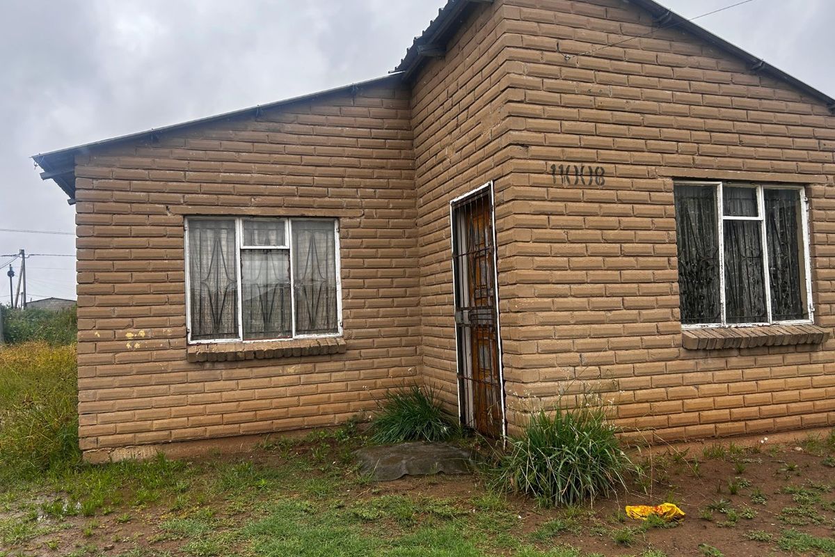 RDP house for sale in Phase 5 with a big yard - Photo 2