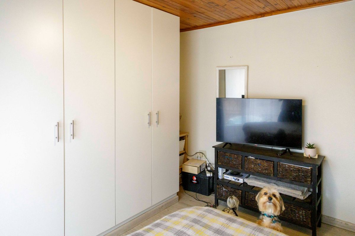 Beautiful Home in boomed-off area With Flatlet and Teenage Pad - Photo 5