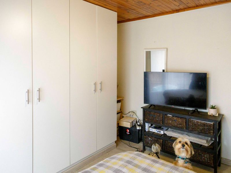 Beautiful Home in boomed-off area With Flatlet and Teenage Pad - Photo 5