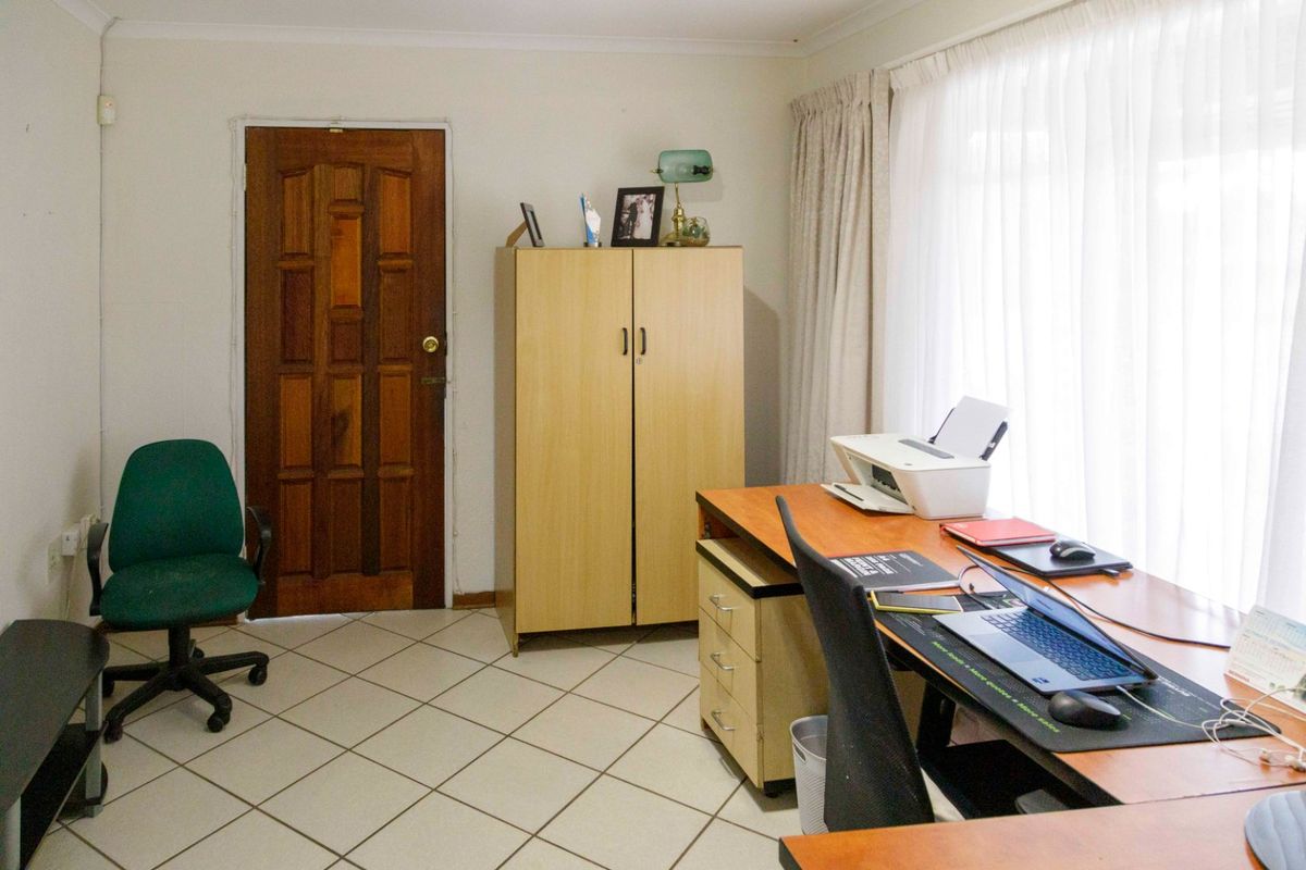 Beautiful Home in boomed-off area With Flatlet and Teenage Pad - Photo 3