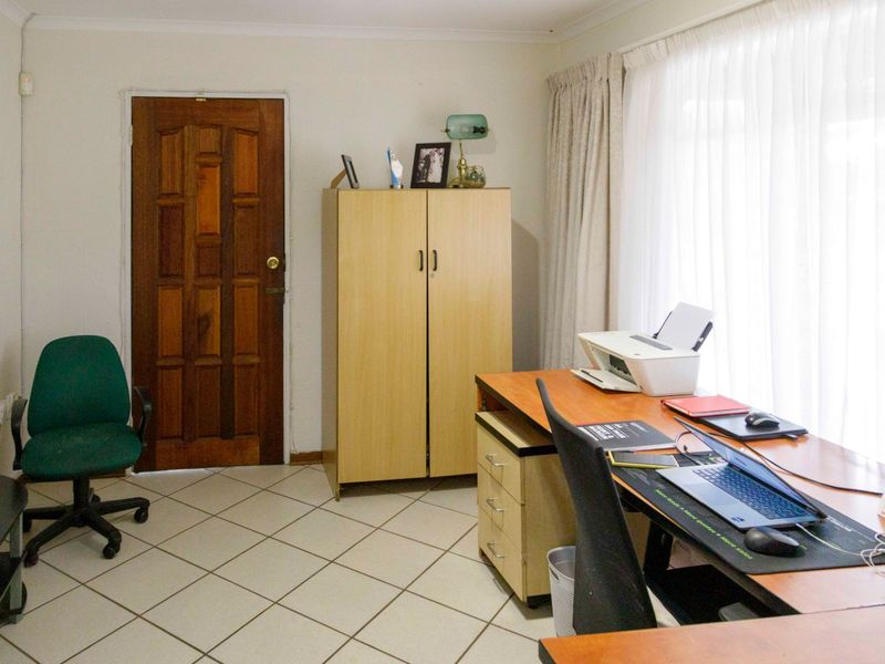 Beautiful Home in boomed-off area With Flatlet and Teenage Pad - Photo 3