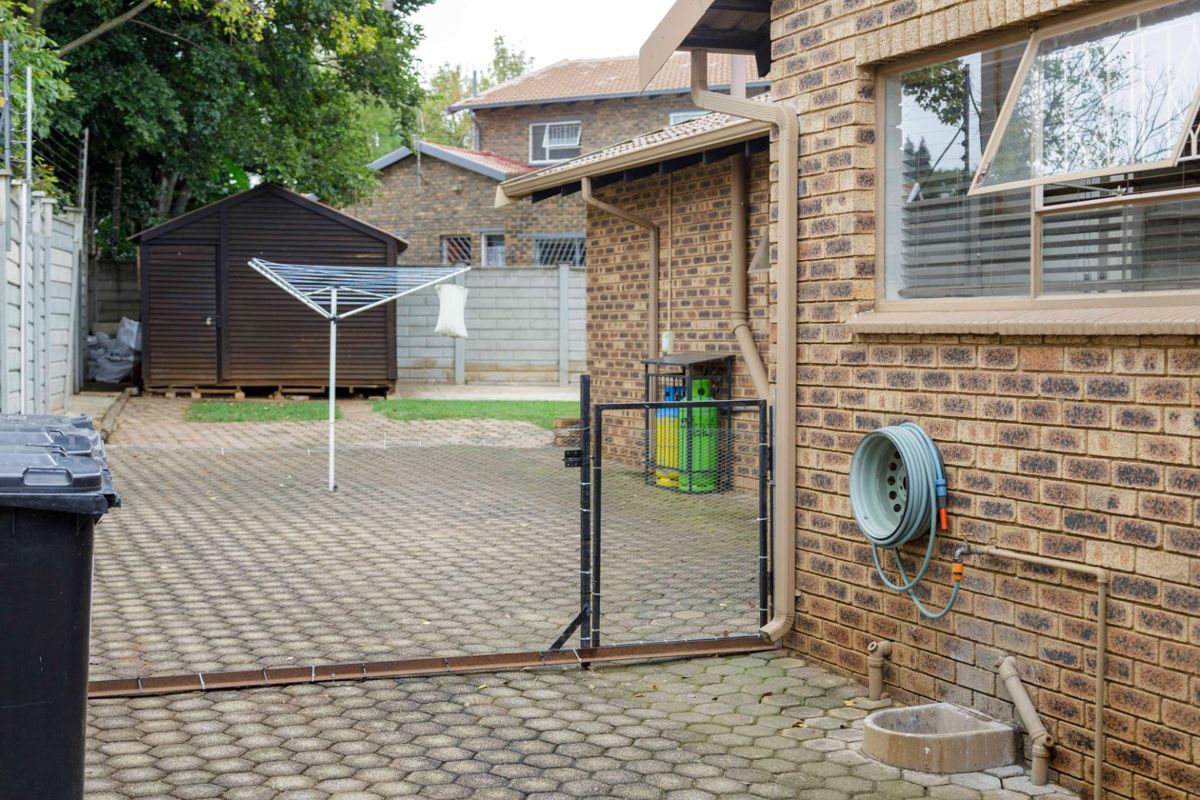 Beautiful Home in boomed-off area With Flatlet and Teenage Pad - Photo 2