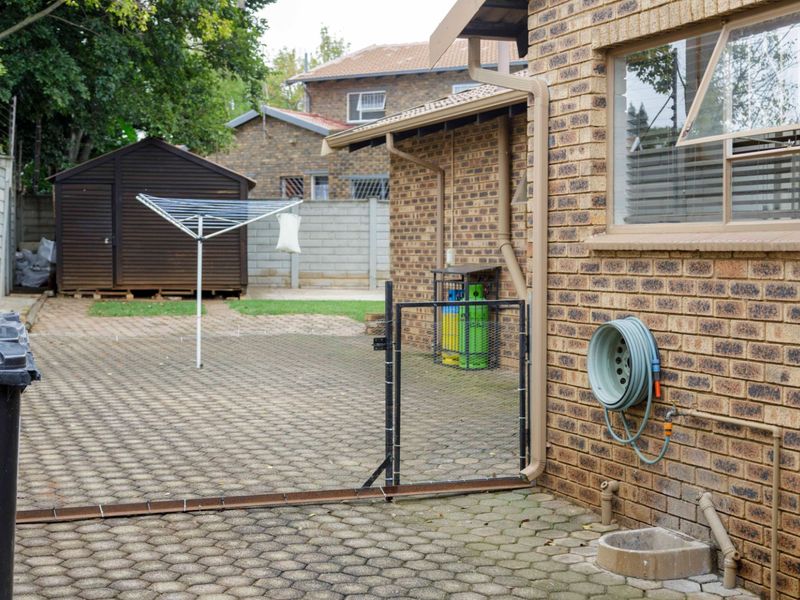 Beautiful Home in boomed-off area With Flatlet and Teenage Pad - Photo 2