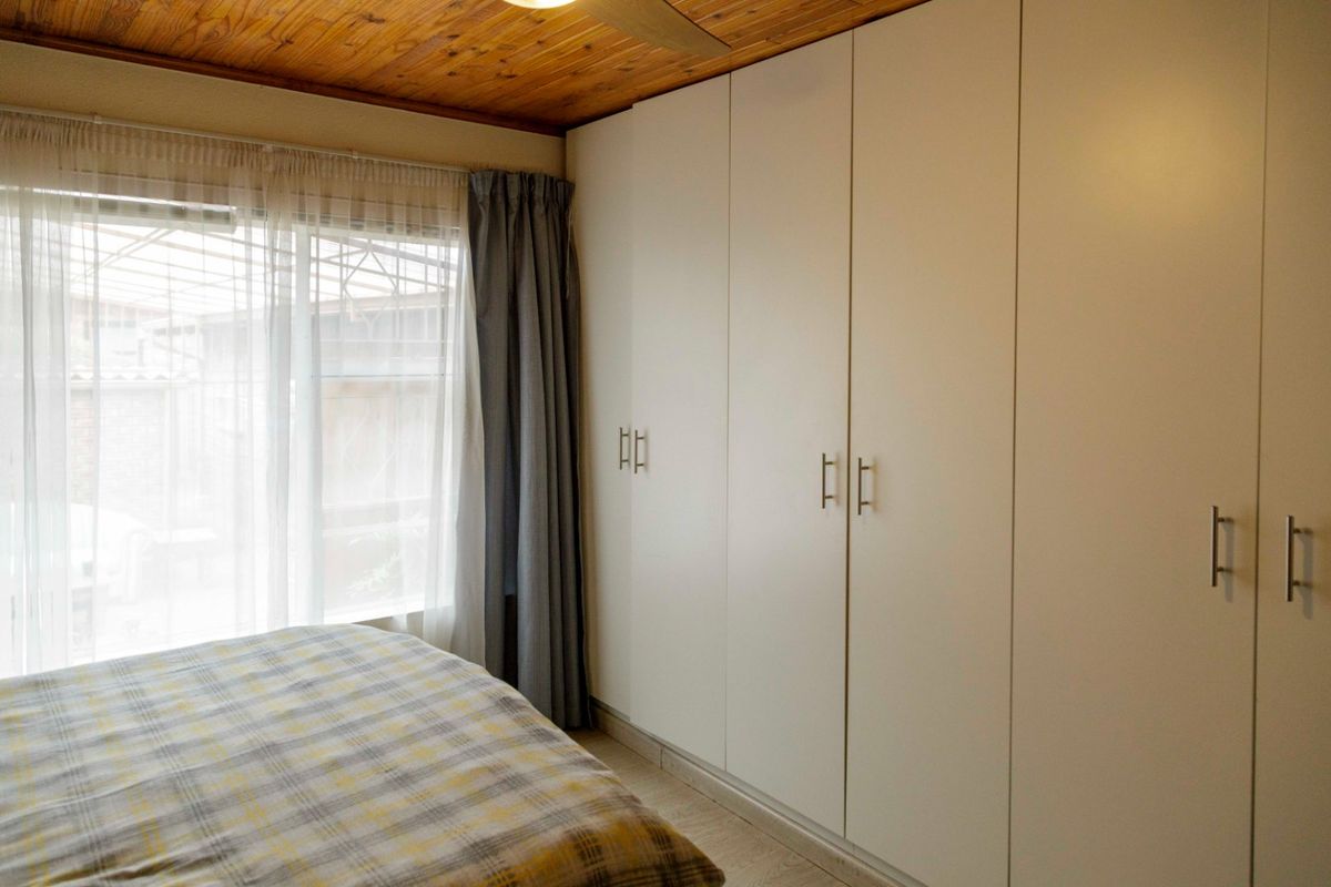 Beautiful Home in boomed-off area With Flatlet and Teenage Pad - Photo 4