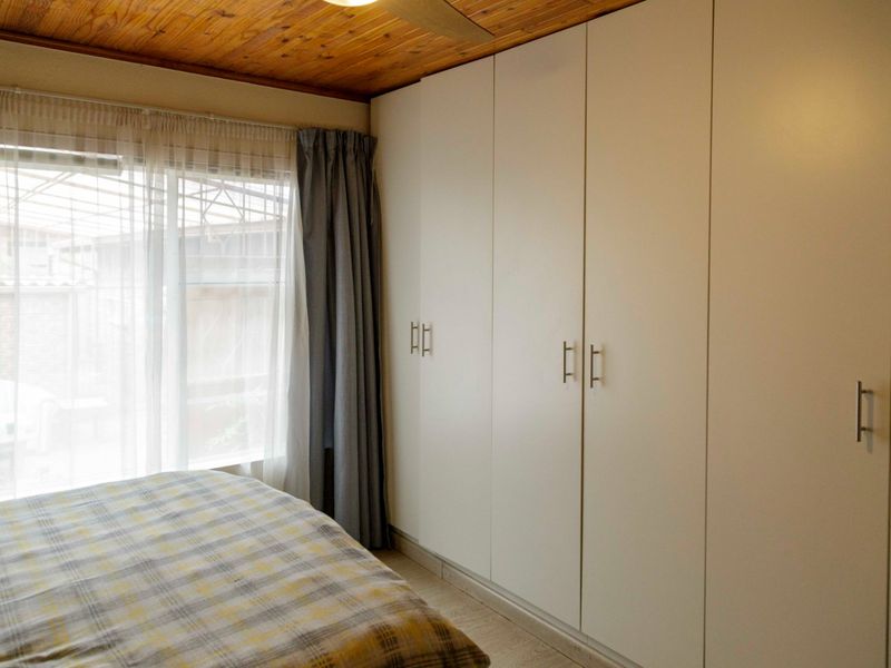 Beautiful Home in boomed-off area With Flatlet and Teenage Pad - Photo 4