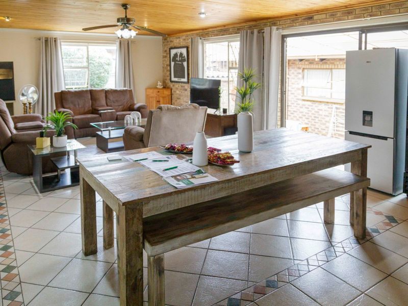 Beautiful Home in boomed-off area With Flatlet and Teenage Pad - Photo 9