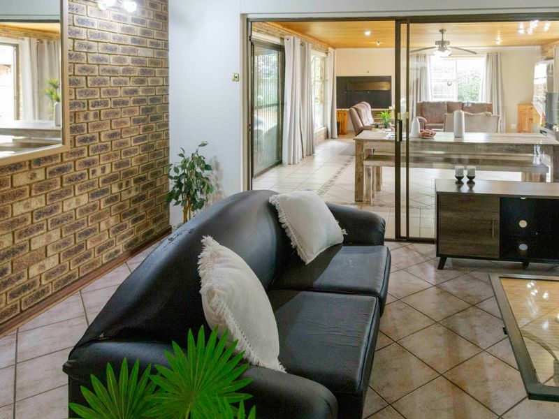 Beautiful Home in boomed-off area With Flatlet and Teenage Pad - Photo 8