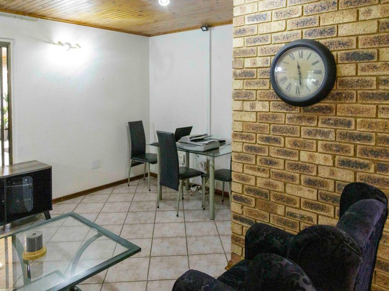 Beautiful Home in boomed-off area With Flatlet and Teenage Pad - Photo 7