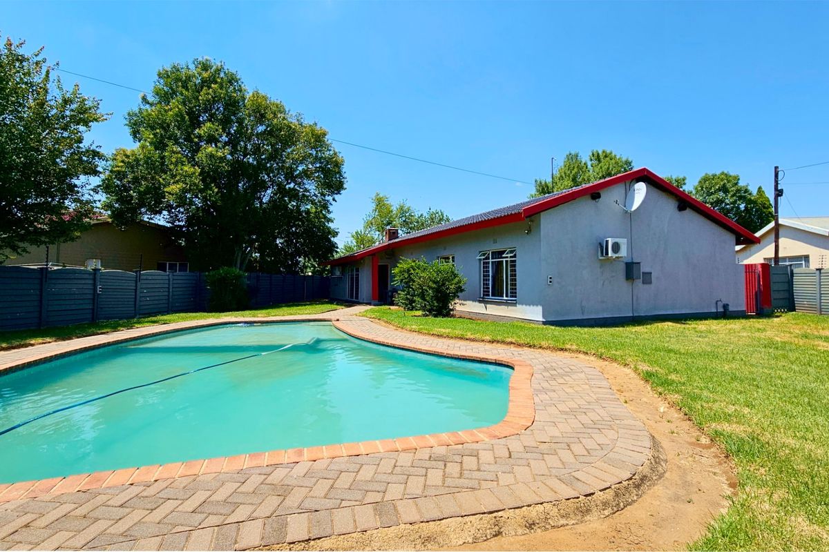Immaculate, spacious family home in Three Rivers. - Photo 2