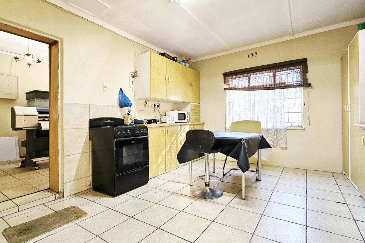 A delightful family home in a leafy Three Rivers. - Photo 4
