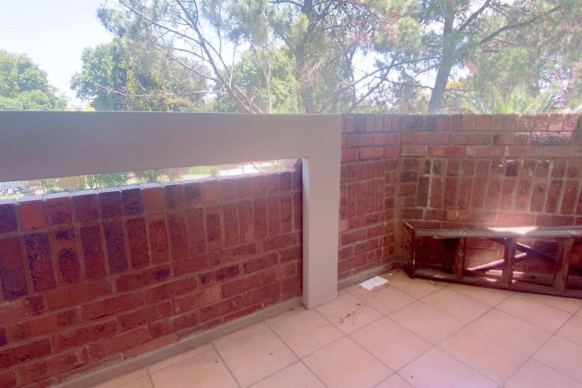 Well priced three bedroom apartment in an established complex with levies that include water! - Photo 4