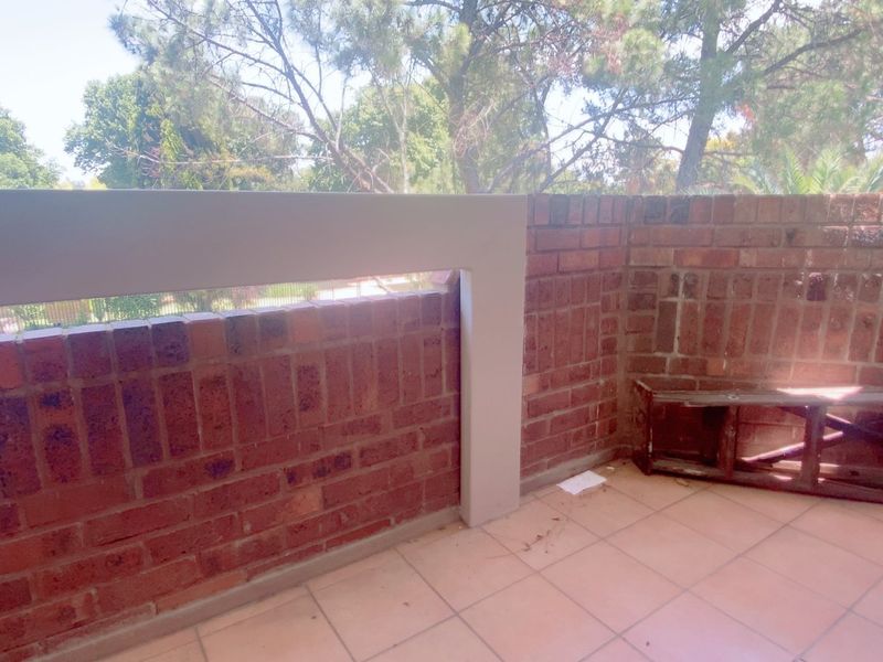 Well priced three bedroom apartment in an established complex with levies that include water! - Photo 4