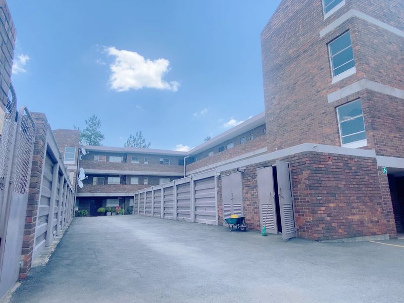 Well priced three bedroom apartment in an established complex with levies that include water! - Photo 3