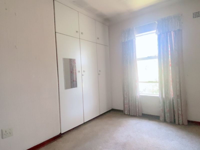 Well priced three bedroom apartment in an established complex with levies that include water! - Photo 10