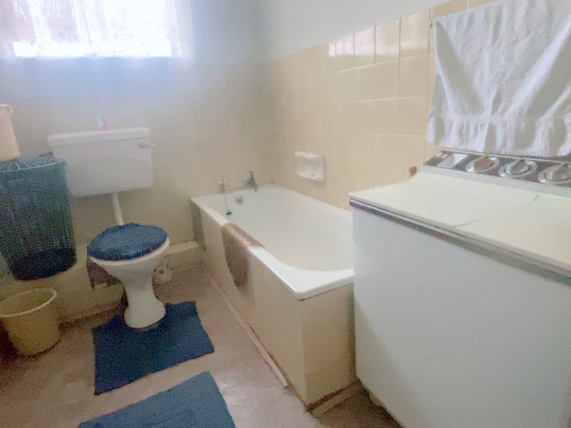 Well priced three bedroom apartment in an established complex with levies that include water! - Photo 8