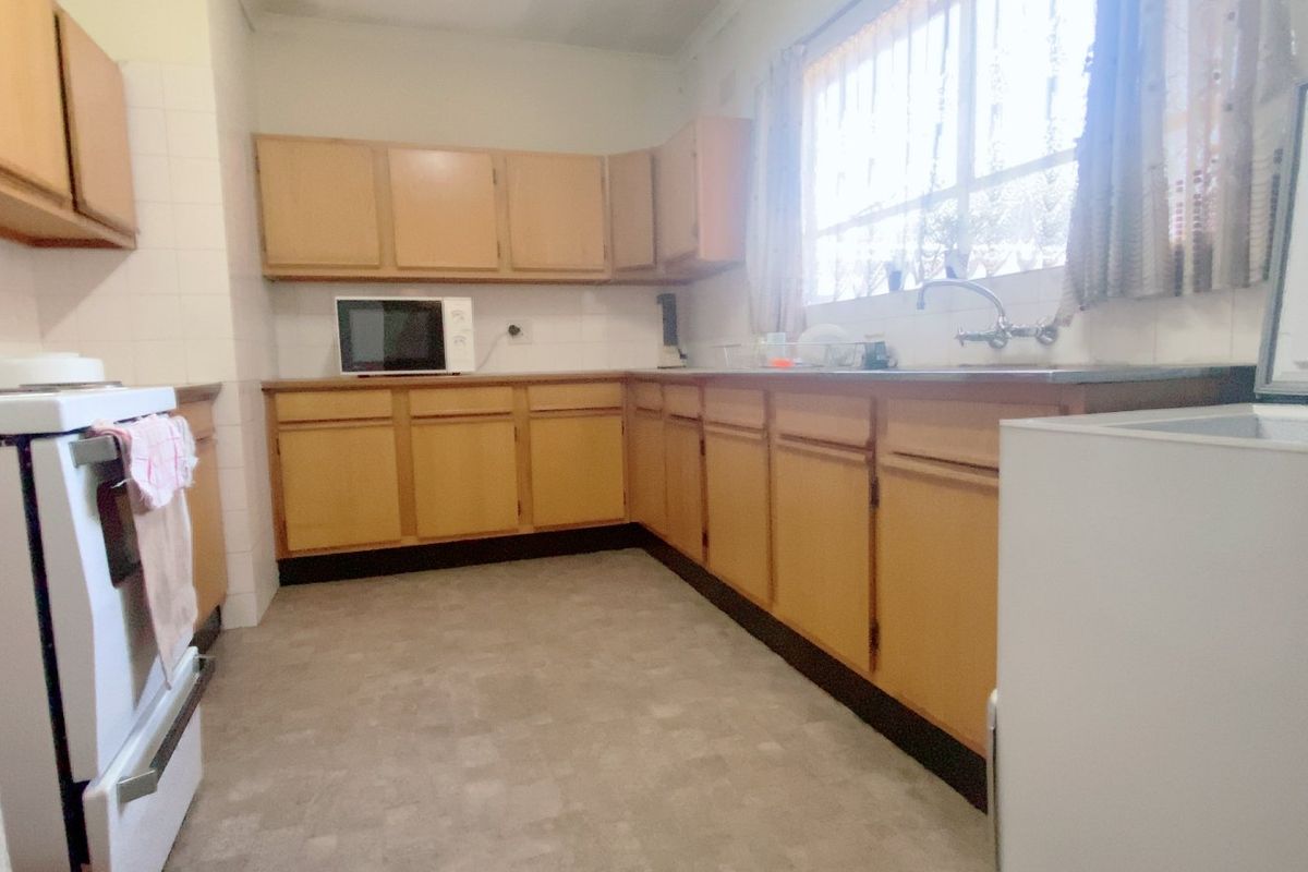 Well priced three bedroom apartment in an established complex with levies that include water! - Photo 3