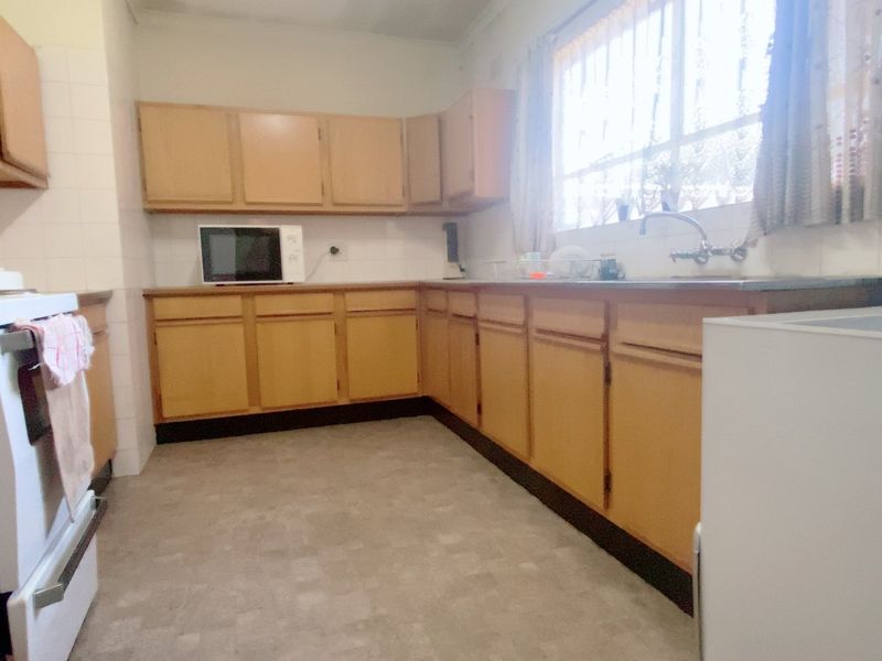 Well priced three bedroom apartment in an established complex with levies that include water! - Photo 3