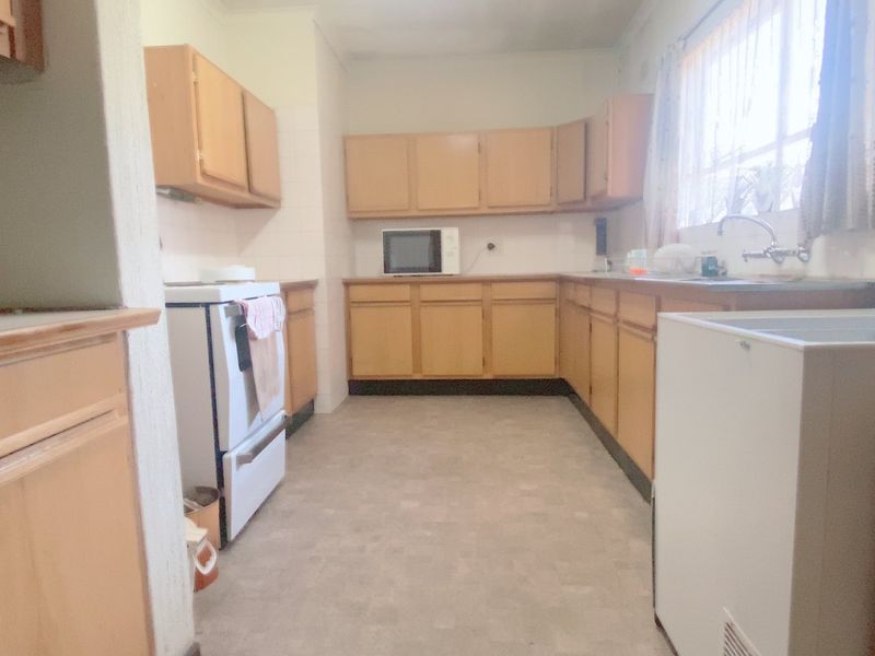 Well priced three bedroom apartment in an established complex with levies that include water! - Photo 2