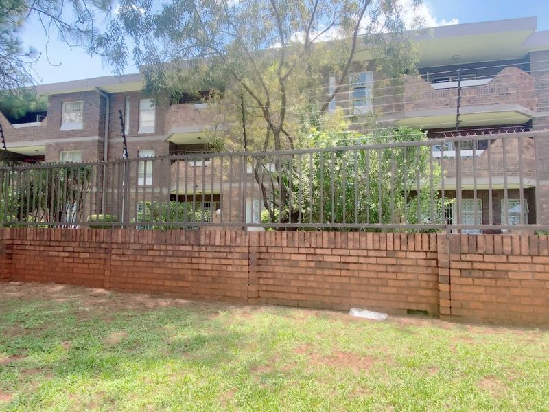 Well priced three bedroom apartment in an established complex with levies that include water! - Photo 1