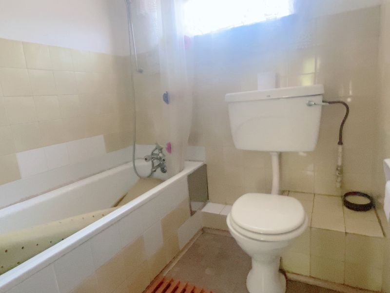 Well priced three bedroom apartment in an established complex with levies that include water! - Photo 10
