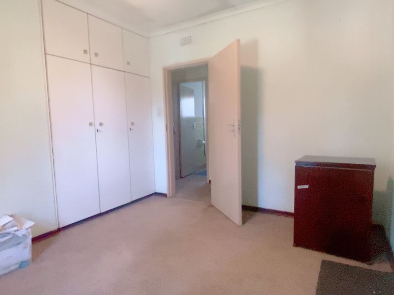 Well priced three bedroom apartment in an established complex with levies that include water! - Photo 8