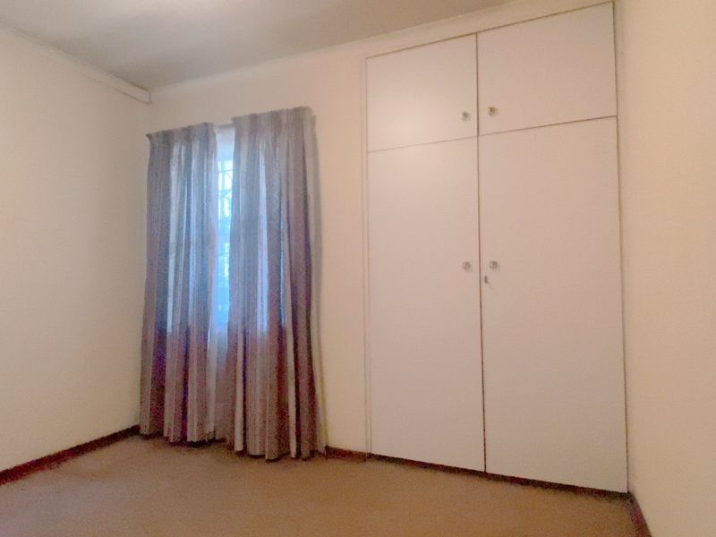 Well priced three bedroom apartment in an established complex with levies that include water! - Photo 7