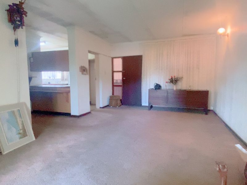 Well priced three bedroom apartment in an established complex with levies that include water! - Photo 6