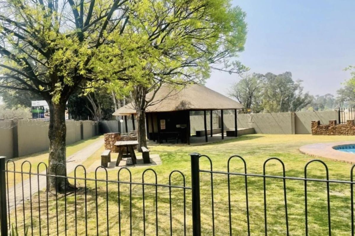 Three bedroom Apartment in Peacehaven Proper - Photo 2