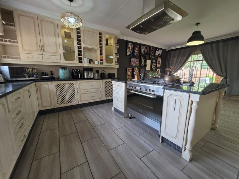 Effortless living home with Flatlet in Three Rivers Proper - Photo 2