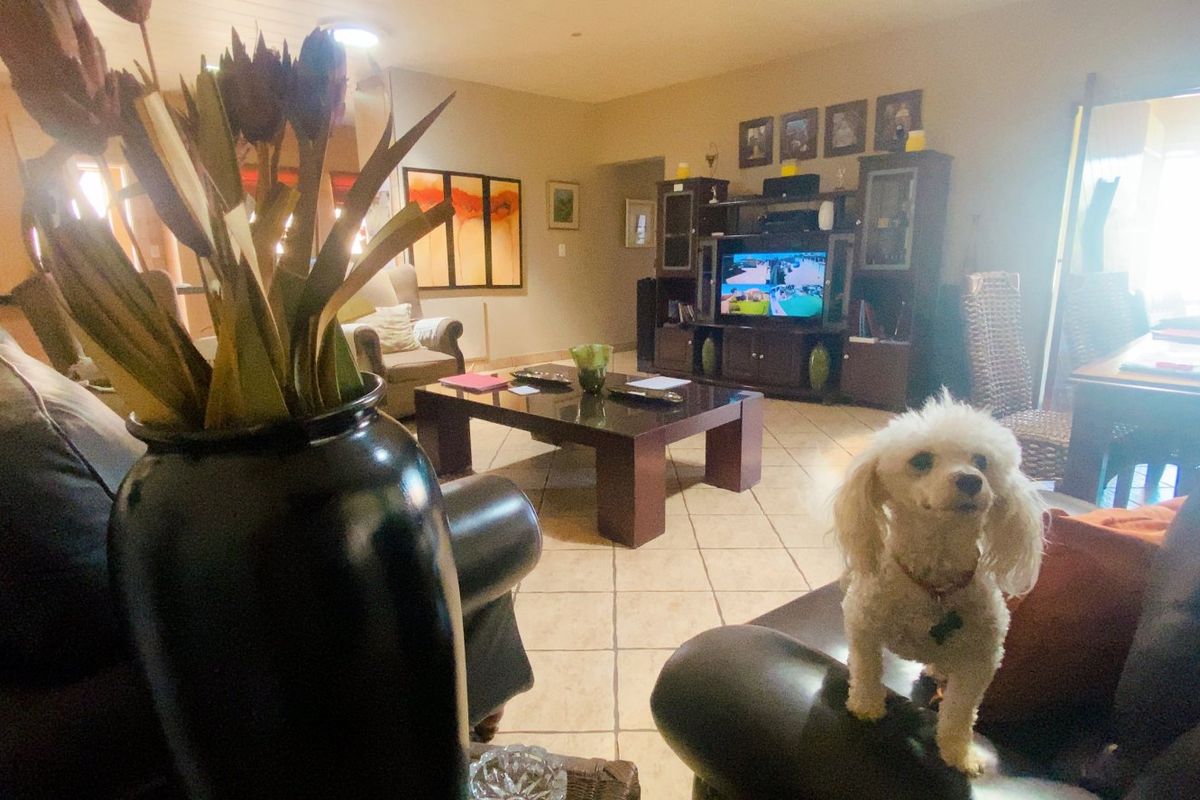 Move in ready simplex townhouse in Arcon Park. - Photo 3