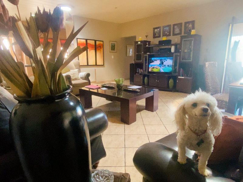 Move in ready simplex townhouse in Arcon Park. - Photo 3