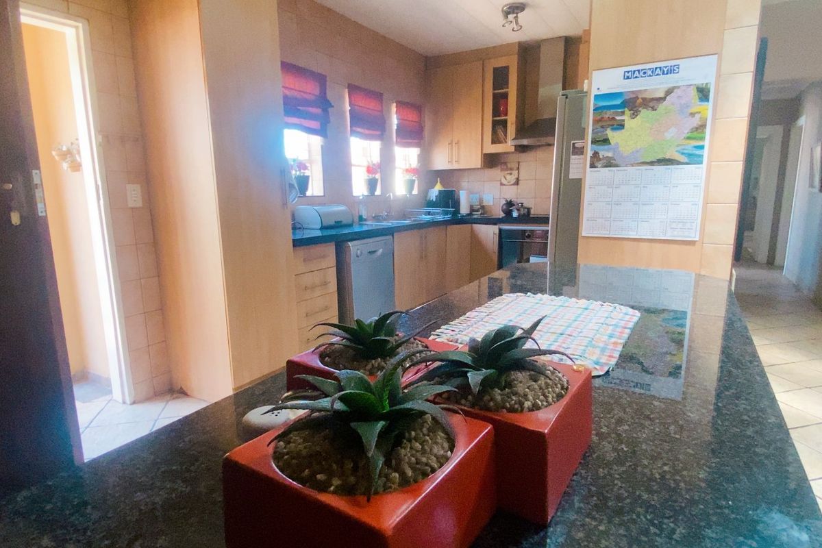 Move in ready simplex townhouse in Arcon Park. - Photo 4