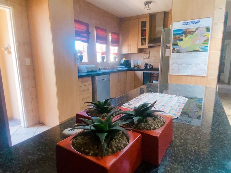 Move in ready simplex townhouse in Arcon Park. - Photo 4