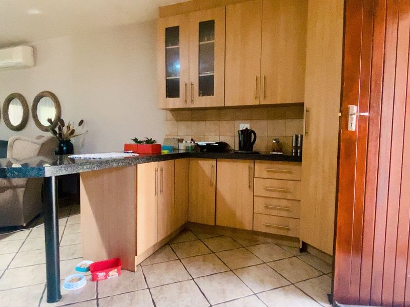 Move in ready simplex townhouse in Arcon Park. - Photo 6