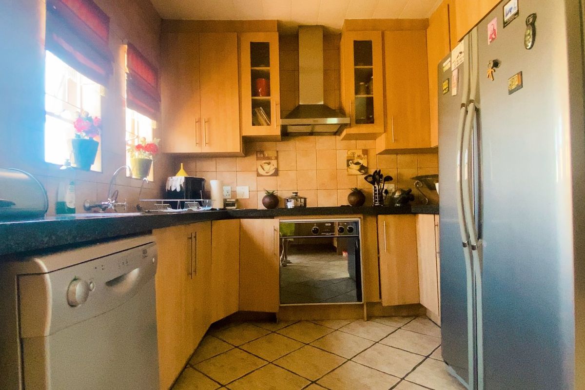 Move in ready simplex townhouse in Arcon Park. - Photo 5