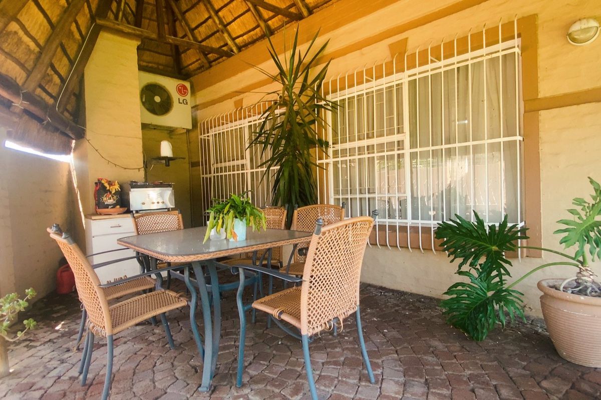 Move in ready simplex townhouse in Arcon Park. - Photo 2