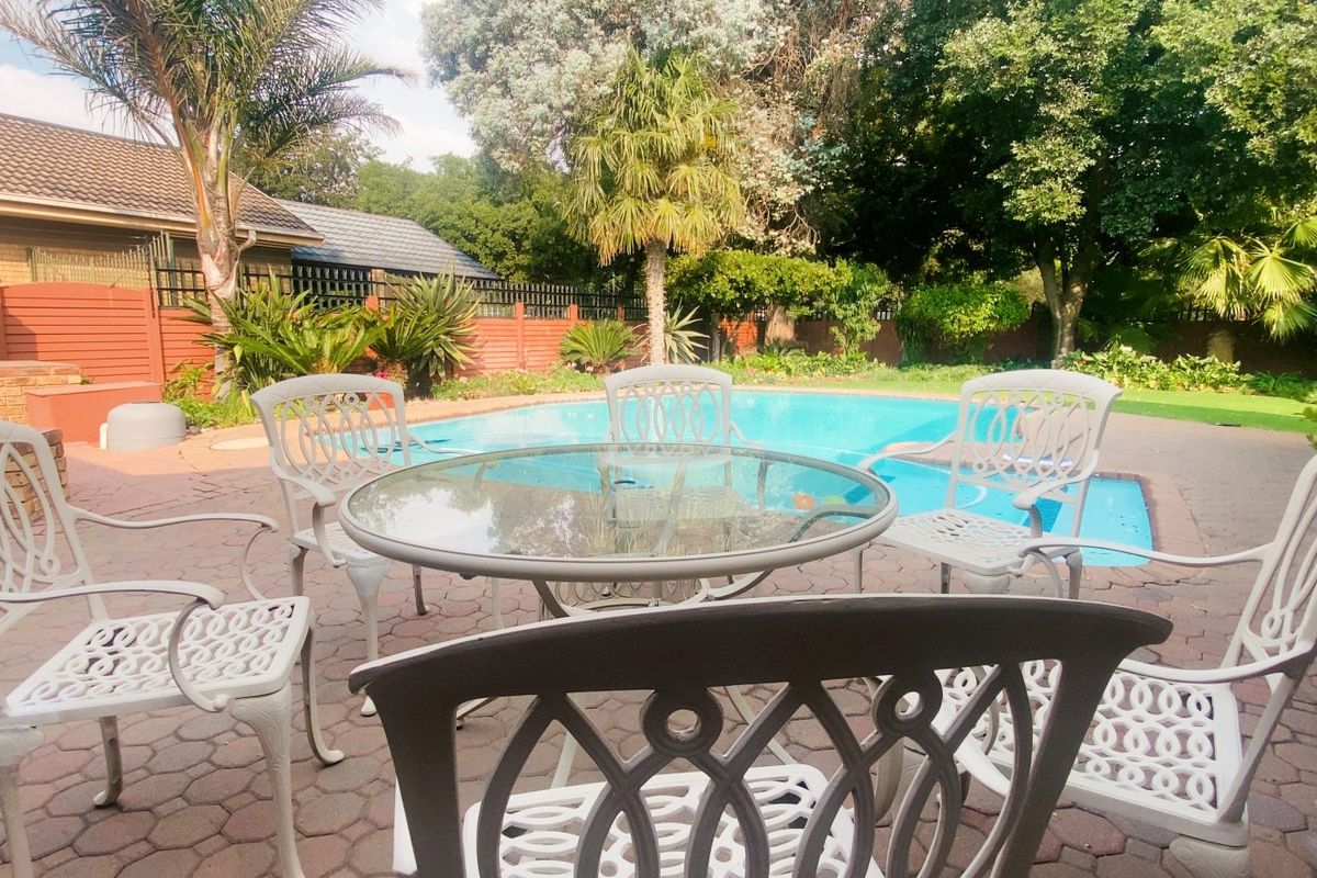 Family Home in Three Rivers East with lush garden - Photo 3