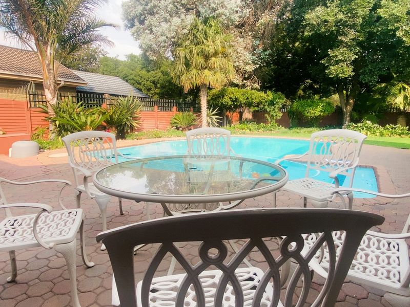 Family Home in Three Rivers East with lush garden - Photo 3