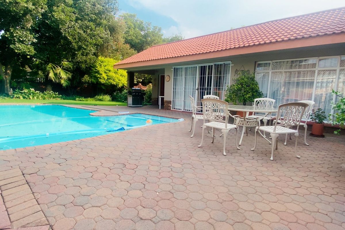 Family Home in Three Rivers East with lush garden - Photo 2