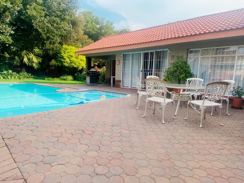 Family Home in Three Rivers East with lush garden - Photo 2