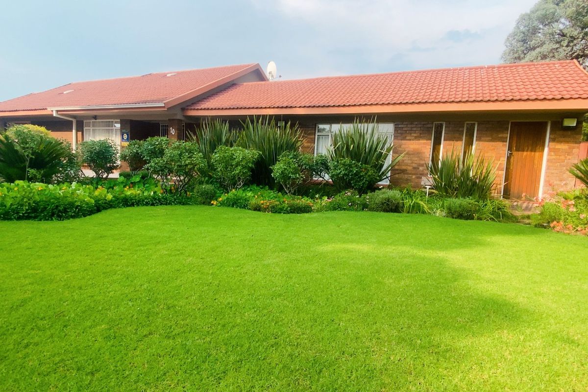 Family Home in Three Rivers East with lush garden - Photo 4