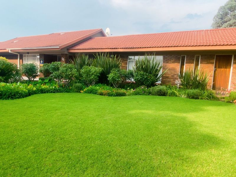 Family Home in Three Rivers East with lush garden - Photo 4