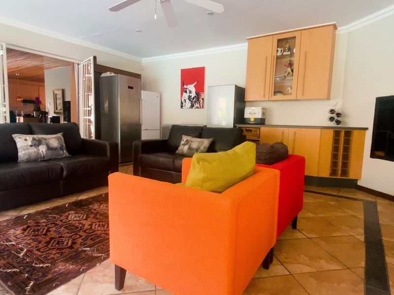 Family Home in Three Rivers East with lush garden - Photo 10