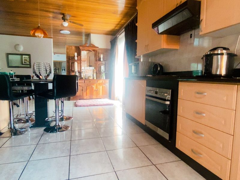 Family Home in Three Rivers East with lush garden - Photo 9