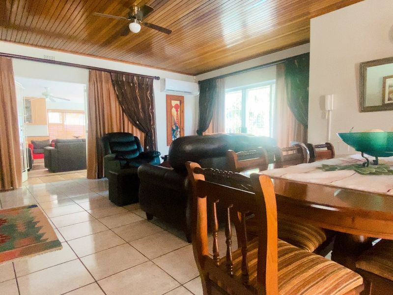 Family Home in Three Rivers East with lush garden - Photo 8