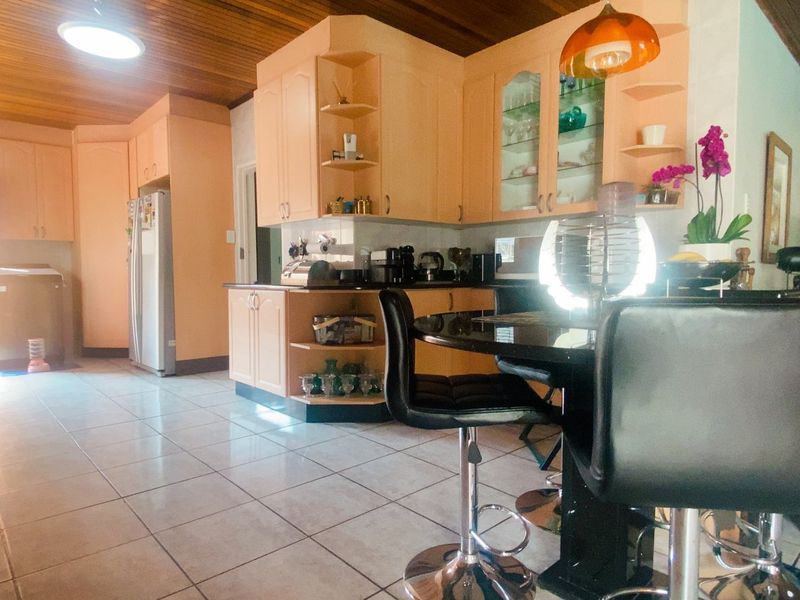 Family Home in Three Rivers East with lush garden - Photo 7