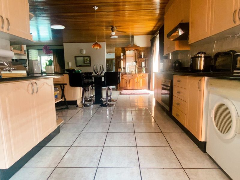 Family Home in Three Rivers East with lush garden - Photo 6