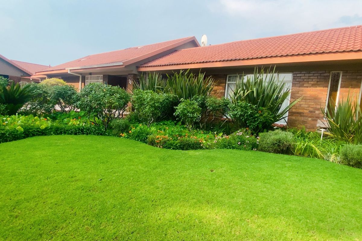 Family Home in Three Rivers East with lush garden - Photo 5