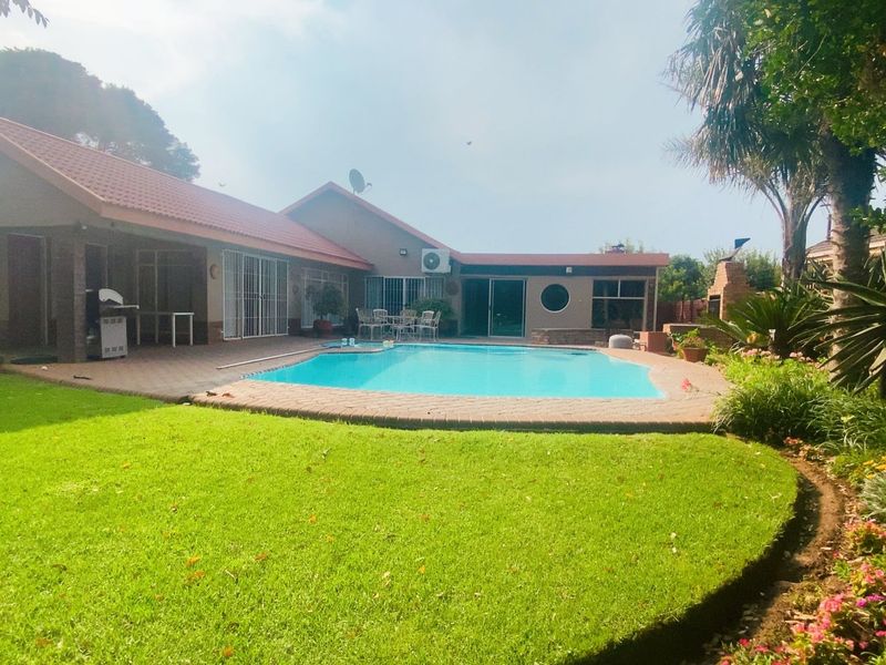 Family Home in Three Rivers East with lush garden - Photo 1